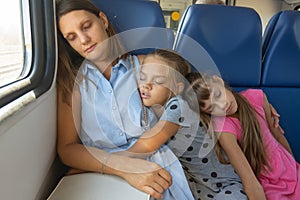 Mamička a dve dcéry klesol spiace v elektrický vlak auto 