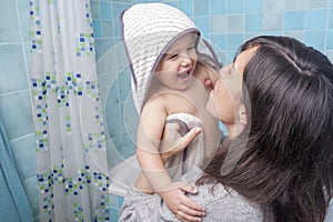 Moment of complicity between mother and child at the end of bath time photo