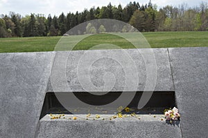 Momentos left at Flight 93 crash site photo
