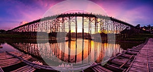 Lunes puente viejo de madera puente sobre el atardecer en, tailandia 