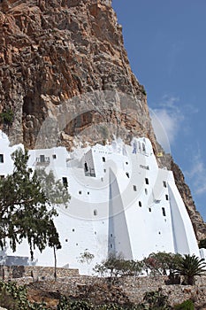Monasterio sobre el isla grecia 