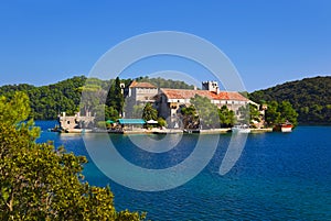 Monasterio sobre el isla en Croacia 