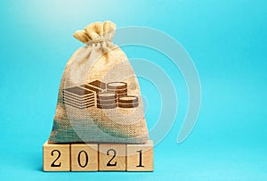 Money bag and wooden blocks 2021. Budget planning. Business and economic. Goals and plans. Investment, finance. Savings