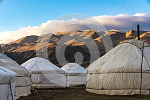 Mongolo yurte prima montagne un cielo blu 