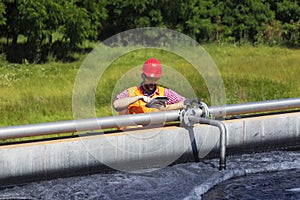 Monitor process of filtering water