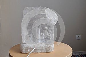 Monocrystalline table salt lamp