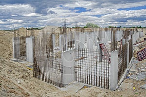 Monolithic structural elements and formwork