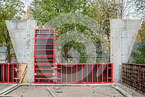 Monolithic structural elements and formwork