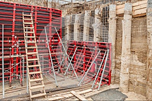 Monolithic structural elements and formwork