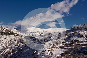 Sierra Nevada cubierta de nieve photo