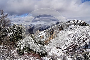 Sierra Nevada cubierta de nieve photo