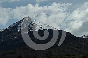 MontaÃ±a con pico nevado en sur argentino