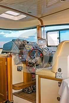 The captain of the yacht activated the autopilot and left its control seat.