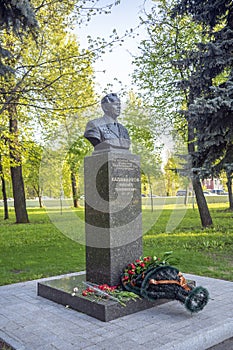 Monument-bust to Mikhail Timofeevich Kalashnikov with a commemorative inscription in the Memorial Park. Kolomna.