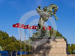 Monumento un bandiere da sul condizione la città 