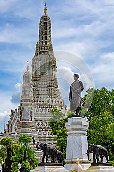 The monument of King Rama II and main pagoda