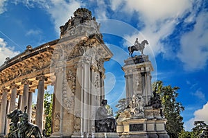 Monument in Parque del Buen Retiro photo