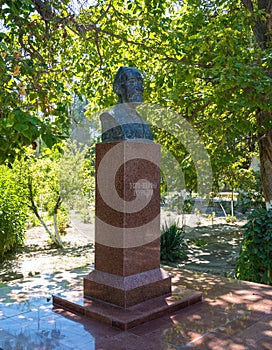 A monument to the architect Usta Shirin Shirin Muradov in Bukhara.