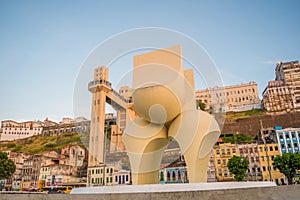 Monumento sobre el la ciudad de en región de más bajo la ciudad próximo sobre el un ascensor en la ciudad de 