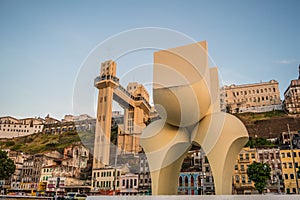 Monumento sobre el la ciudad de en región de más bajo la ciudad próximo sobre el un ascensor en la ciudad de 