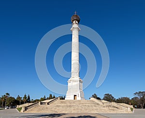 The Monument to the Discoverers, also known as Columna del IV Centenario, is a specimen of public art in the Spanish town of Palos