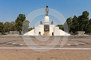 Monument to King Rama VI and the skyscrapers of Silom in the background