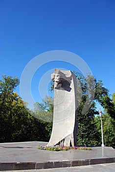 Monument to Maxim Gorky in the Strukovsky garden. Samara