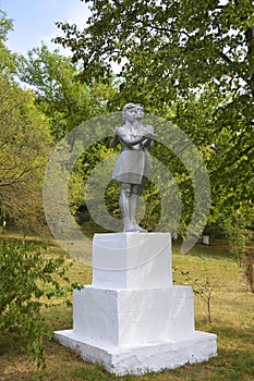 Monument to the pioneers in the park photo
