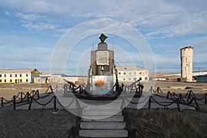 The monument to seafarer James Cook.