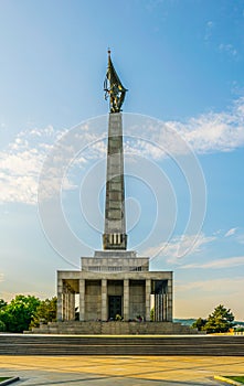 Pomník sovětské armády na vojenském hřbitově Slavin v Bratislavě na Slovensku...OBRAZ