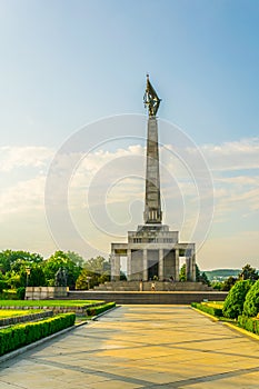 Pomník sovětské armády na vojenském hřbitově Slavin v Bratislavě na Slovensku...OBRAZ