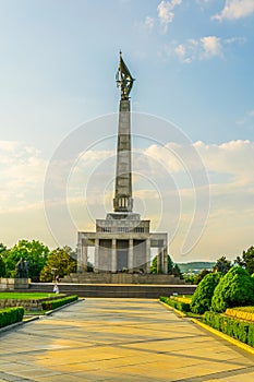 Pomník sovětské armády na vojenském hřbitově Slavin v Bratislavě na Slovensku...OBRAZ