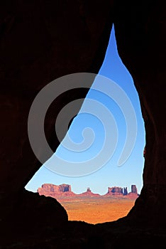 Monument Valley seen through Teardrop Arch