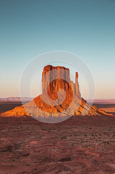 Monumento el valle sobre el atardecer, Estados Unidos de América 