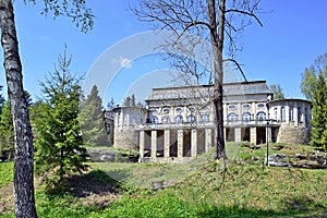 Monumentálna kamenná stavba Biely dom v kúpeľoch Vyšné Ružbachy na Slovensku.