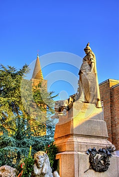 Monumento ai Caduti on Anita Garibaldi square