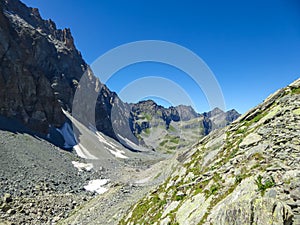 Scenico picco sul montagna intervalli da Alpi, 