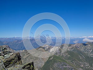 Scenico picco sul montagna intervalli da Alpi, 