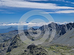 Scenico picco sul montagna intervalli da Alpi, 