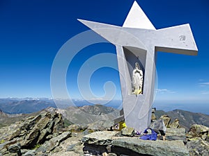 Picco attraverso da scenico da montagna intervalli da Alpi 