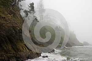 Malhumorado Pacífico costa rocoso acantilado en niebla 