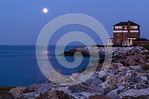 Luz de la luna a través de bahía 