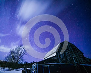 Banado en la luna granero estrellas a nubes en el invierno 