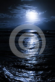 Alba lunare Attraverso Spiaggia 