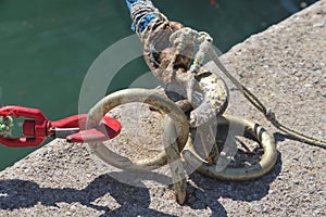 Vinculante acero anillos vinculante muelle en puerto de Octubre 2022 