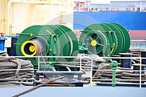 Mooring winch with hawser