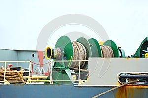 Mooring winch with hawser