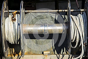 Mooring winch mechanism with hawser on ship deck