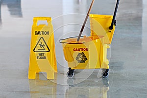   secchio un avvertimento bagnato pavimento 