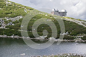 Morénové prehradené jazero Skalnaté pleso, astronomické a meteorologické observatórium v tatrách, slovensko